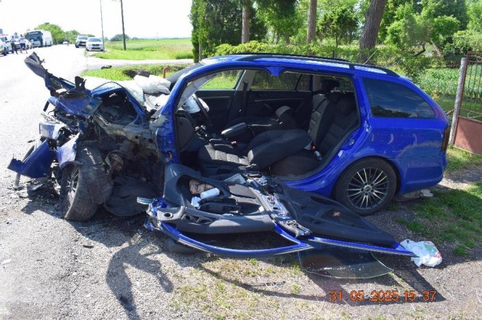 Ilustračný obrázok k článku DESIVÉ následky ČELNEJ zrážky áut: ŤAŽKO zranené sú 4 osoby vrátane detí, FOTO