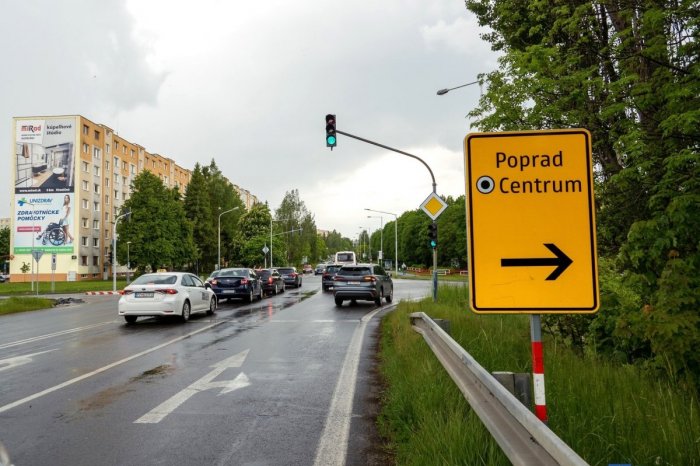 Ilustračný obrázok k článku Pre uzavreté priecestie sa tvoria kolóny: Mesto pri nemocnici preto upravilo signalizáciu