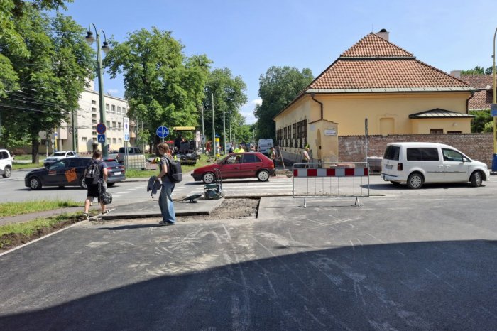 Ilustračný obrázok k článku Zmena len niekoľko dní po osadení: NOVUČIČKÝ asfalt na Masarykovej už rozvŕtali, FOTO