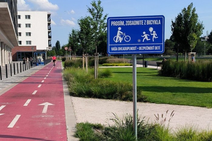 Ilustračný obrázok k článku Cyklistov prekvapila ZNAČKA! Na cyklotrase by mali ZOSADNÚŤ z bicykla
