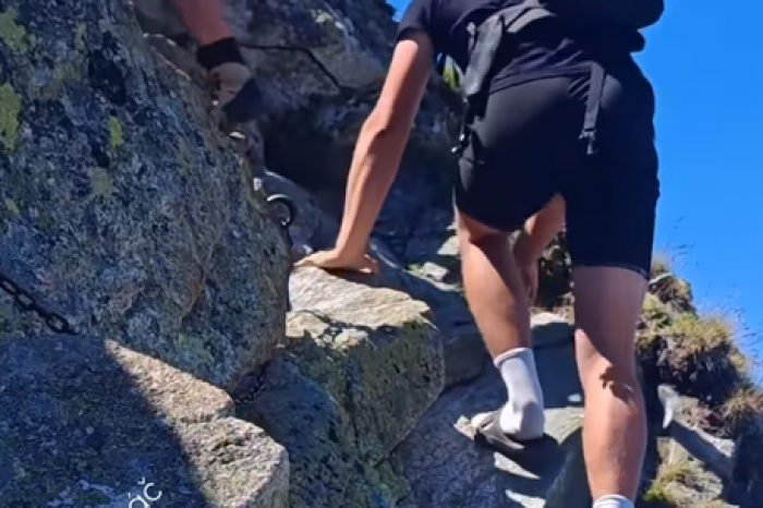 Ilustračný obrázok k článku Hazard so zdravím, alebo zámer? Muž sa vybral do Tatier a po skalách liezol v ŠĽAPKÁCH