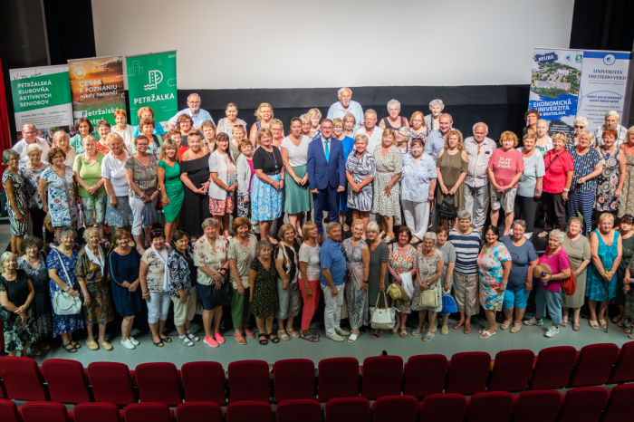 Ilustračný obrázok k článku Seniori, neseďte doma! Petržalka pre vás pripravila 7. ročník letnej univerzity