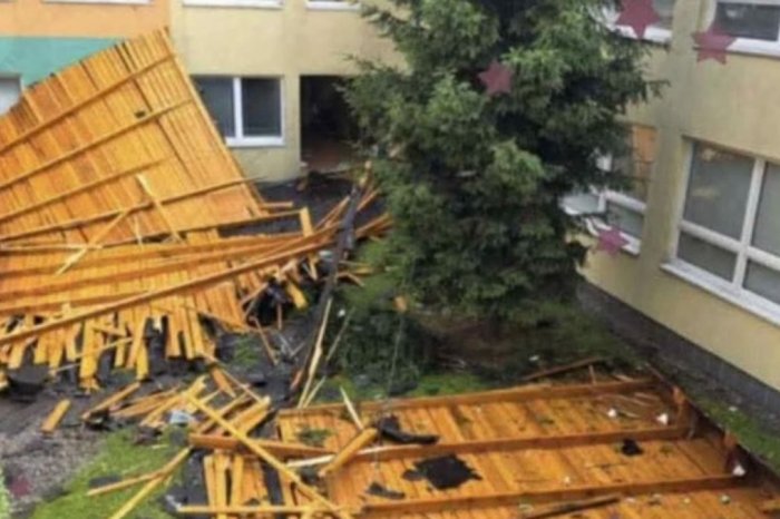 Ilustračný obrázok k článku Na základnej škole v Michalovciach strhlo strechu: Vyhlásili tam MIMORIADNU situáciu