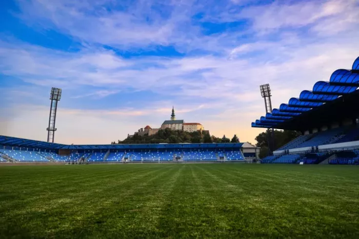 Ilustračný obrázok k článku Začína sa futbalový ŠAMPIONÁT: V Nitre ZÁKAZ dronov a posilnená MHD