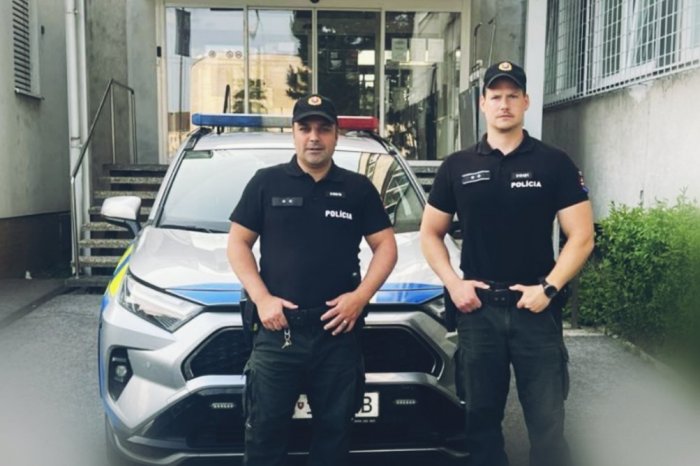 Ilustračný obrázok k článku Žena v aute potrebovala OKAMŽITÚ pomoc: Policajti neváhali a ZASIAHLI