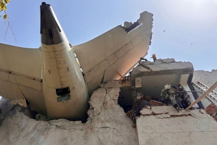 Ilustračný obrázok k článku Čo spôsobilo pád lietadla India Air? Možno zlyhali oba motory po zrážke s VTÁKOM