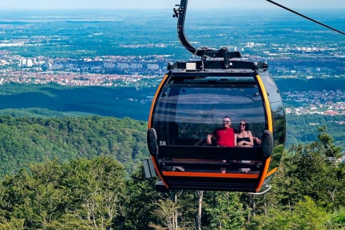 Ilustračný obrázok k článku Obľúbená lanovka v Chorvátsku sa ZASEKLA: Slnkom rozpálené kabínky sa zmenili na PEKLO