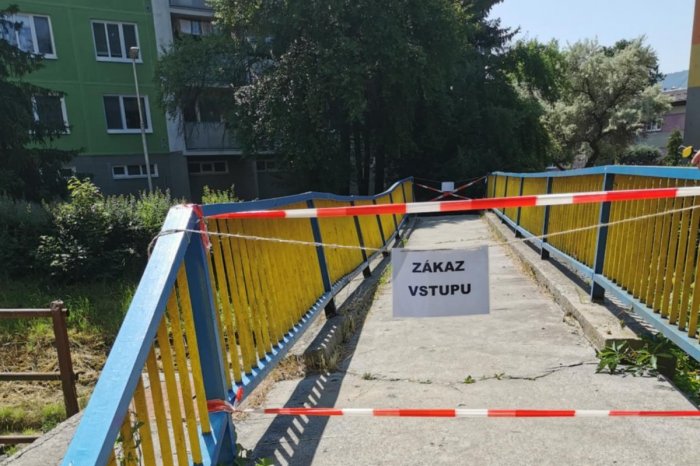 Ilustračný obrázok k článku Rožňavčanov môže prekvapiť uzávierka: Most cez ulicu Ernesta Rótha na Šafárikovu UZAVRELI