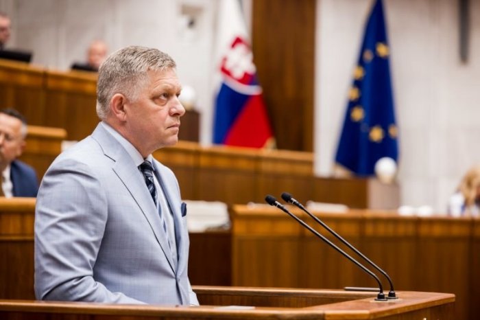 Ilustračný obrázok k článku Premiér nahlas hovorí o NEUTRALITE Slovenska: Podľa opozície BLÚZNI, ozval sa aj prezident