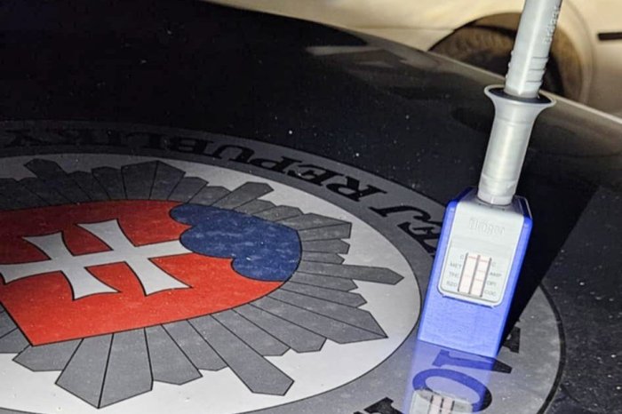 Ilustračný obrázok k článku Vodič jazdil PODOZRIVO, polícia odhalila dôvod: DROGY!