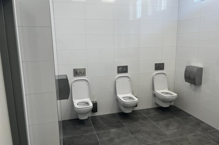 Ilustračný obrázok k článku Ako sa ten v strede dostane k toaleťáku? Východniarov baví fotografia záchodov na benzínke