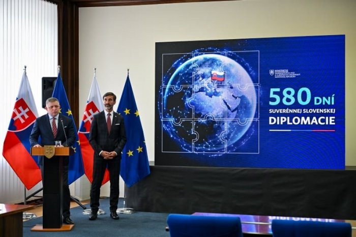 Ilustračný obrázok k článku Politológ Koziak: Ficove vyjadrenia o neutralite Slovenska sú demagógiou a šírením STRACHU