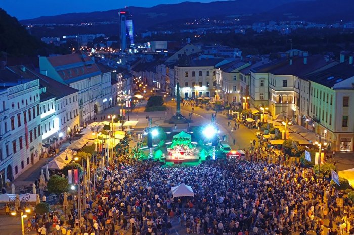 Ilustračný obrázok k článku VÍKENDOVÉ ťaháky v srdci Slovenska: Amfiteáter oživia známe KAPELY a zažijeme aj Letný TRH