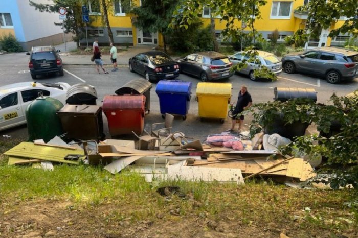 Ilustračný obrázok k článku ŠOK na bystrickom sídlisku, hromadí sa tam ODPAD: Pomôžte stotožniť pôvodcu, VYZÝVA mesto