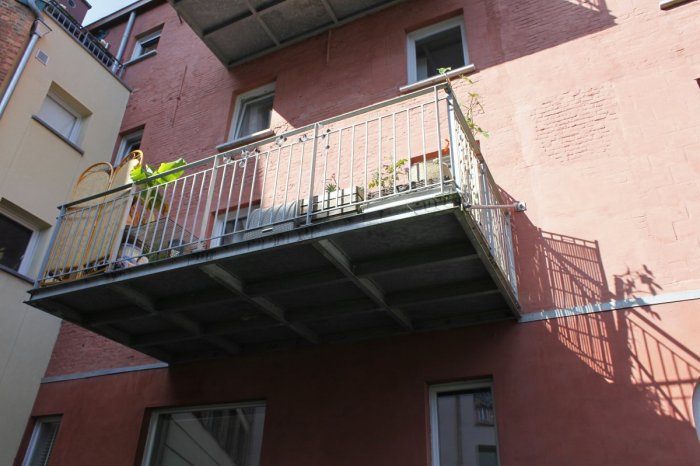 Ilustračný obrázok k článku Totálny ZÁZRAK! Dieťa (3) VYPADLO z balkóna: Pristálo rovno na POHOVKE