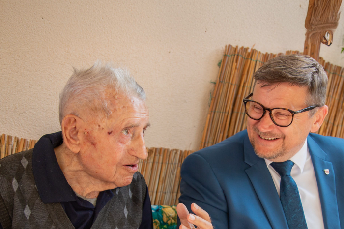 Ilustračný obrázok k článku Taký vek sa dá ticho závidieť: Obľúbený učiteľ z Prešova oslávil neuveriteľných 105 rokov