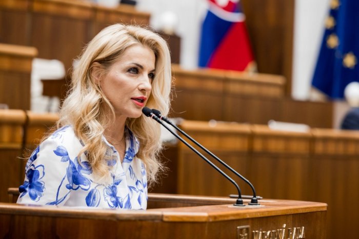 Ilustračný obrázok k článku MIMORIADNA správa: Auto s ministerkou Šimkovičovou malo dopravný incident!