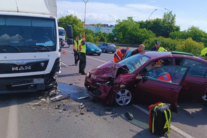 Ilustračný obrázok k článku DESIVÉ následky ČELNEJ zrážky auta s nákladiakom: ZRANILI sa 3 ľudia