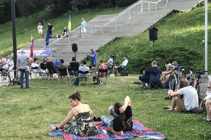 Ilustračný obrázok k článku Protestný PIKNIK vypukne na NOVOM mieste: Zameria sa na HOAXY a DEZINFORMÁCIE