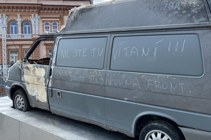 Ilustračný obrázok k článku Neprajní ľudia v Prešove?! Niekto na zničenú sanitku z Ukrajiny napísal OTRASNÝ odkaz