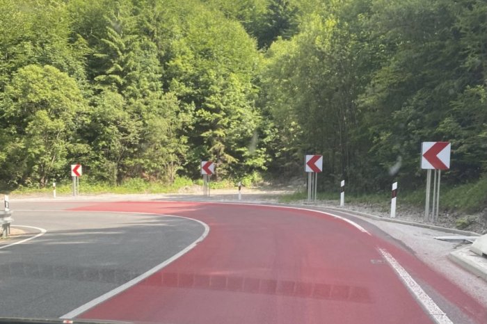 Ilustračný obrázok k článku SKVELÝ, alebo nevhodný nápad vo Vernári? Zákruty zvýraznili natretím ČERVENOU farbou, FOTO