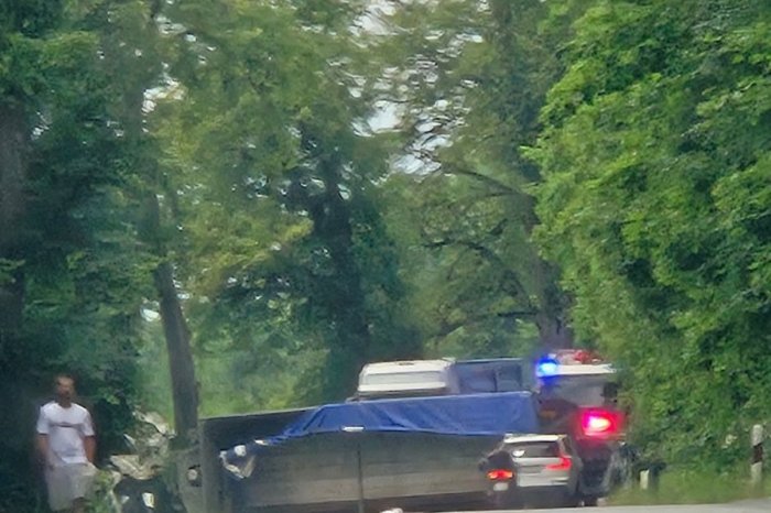 Ilustračný obrázok k článku TRAGÉDIA na Cemjate: Vyhasol život vodiča kamióna, neprežil náraz do stromu