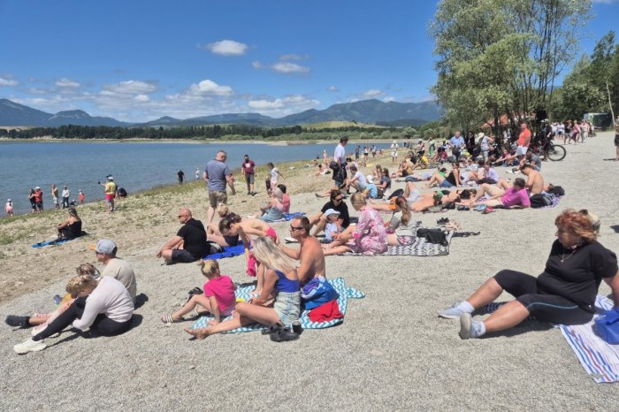 Ilustračný obrázok k článku Letná NOVINKA na Liptove: Na Mare otvorili mestskú PLÁŽ, odvezú vás tam ZADARMO, FOTO