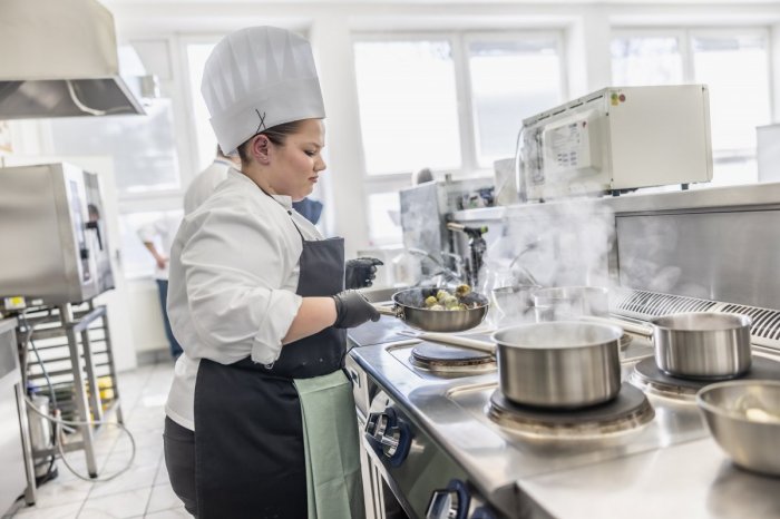 Ilustračný obrázok k článku Chcete PRÁCU získať IHNEĎ? Mesto hľadá človeka na výdaj STRAVY, láka aj na VÝHODY