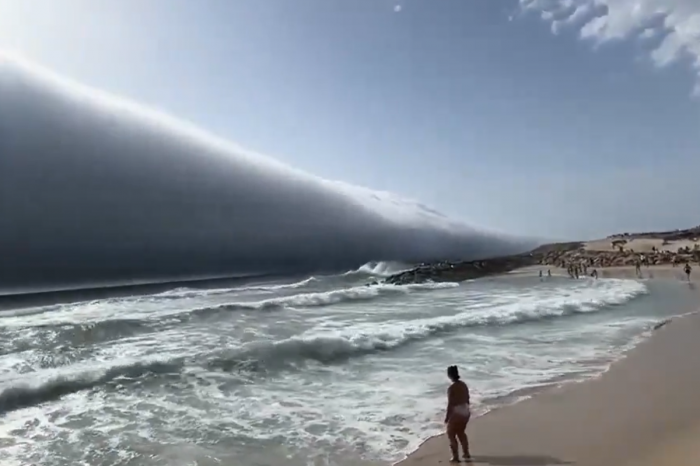 Ilustračný obrázok k článku Ľudí VYSTRAŠIL fascinujúci úkaz: ÚCHVATNÝ oblak sa valil na pláž ako cunami! VIDEO