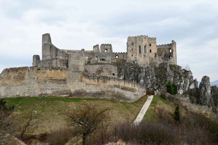 Ilustračný obrázok k článku Hľadáte TIP na výlet? Česi RADIA: Toto sú podľa nich TOP hrady na Slovensku!