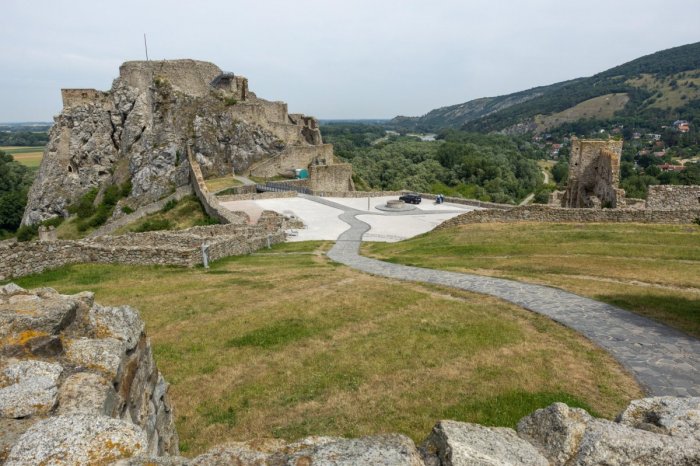 Ilustračný obrázok k článku Cyrilo-metodské oslavy sa blížia: Pripravte sa na dopravné OBMEDZENIA v Devíne