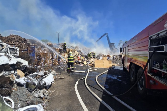 Ilustračný obrázok k článku Profesionálni aj dobrovoľní hasiči v AKCII: Na skládke papiera vypukol veľký POŽIAR