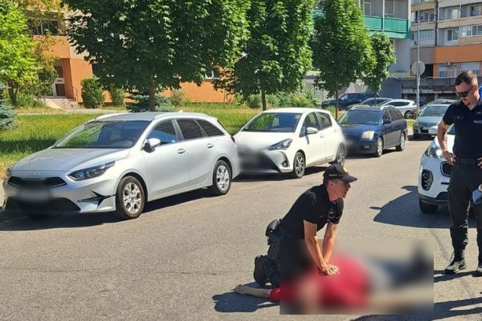 Ilustračný obrázok k článku DRAMATICKÝ boj o život v Petržalke: Policajti ZACHRÁNILI muža ležiaceho na ceste