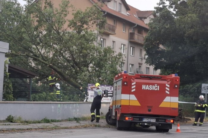 Ilustračný obrázok k článku Východom sa prehnala SMRŠŤ! Strhnuté strechy na bytovkách, ZRÚTENÁ sušiareň liečivých bylín