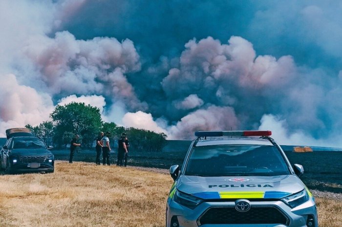 Ilustračný obrázok k článku HRDINSKÝ zásah policajtov: Do BOJA s plameňmi sa pustili spolu s hasičmi, FOTO