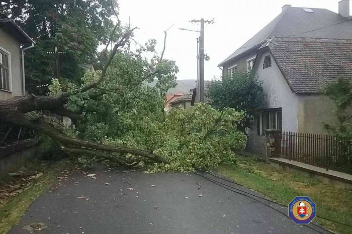 Ilustračný obrázok k článku DESIVÉ následky vyčíňania BÚROK v Banskobystrickom kraji: NIČILI stromy aj strechy, FOTO