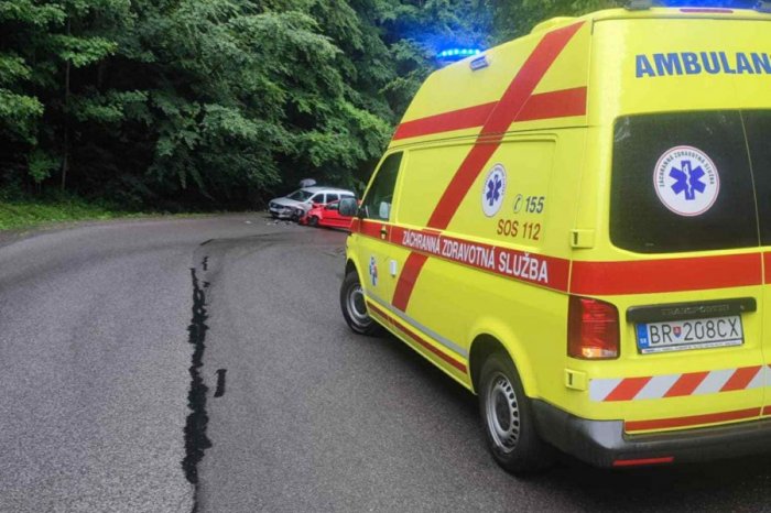 Ilustračný obrázok k článku HROZIVÁ čelná zrážka áut: Jednu ZRANENÚ osobu museli transportovať do nemocnice