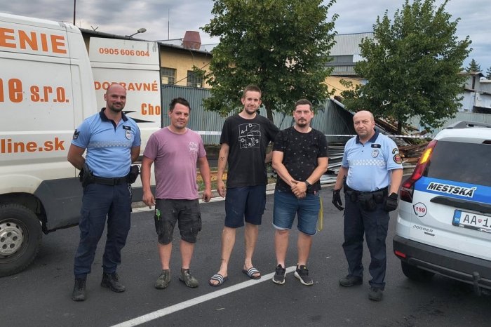 Ilustračný obrázok k článku Krásny počin: Škody po silnej búrke v Prešove začali upratovať dvaja chlapi sami od seba