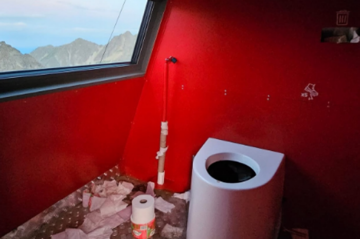 Ilustračný obrázok k článku Nové toalety pod Rysmi vydržali len pár dní: Ľudia sú PRASCE! Zábery z Tatier ŠOKOVALI