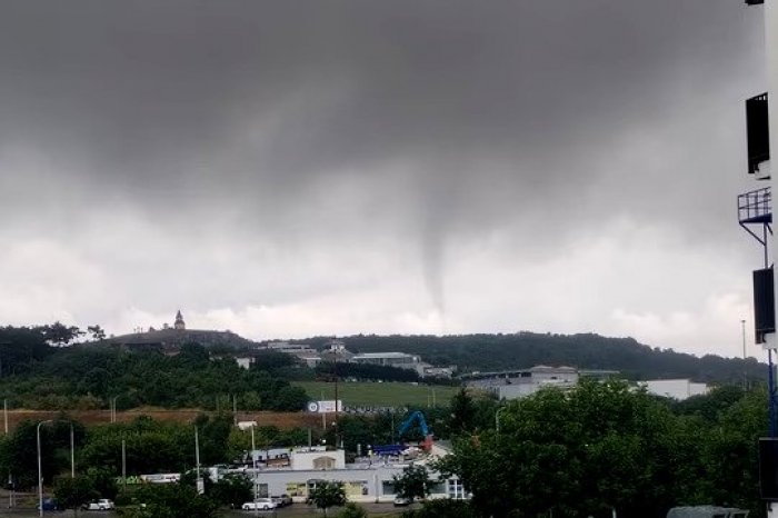 Ilustračný obrázok k článku Nad Nitrou sa objavila TROMBA: Ak by sa dotkla zeme, vzniklo by TORNÁDO