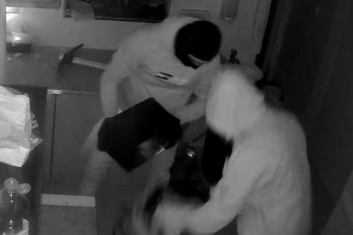 Ilustračný obrázok k článku LÚPEŽ v krajskom meste, policajti žiadajú o POMOC: Spoznávate osoby na VIDEU?