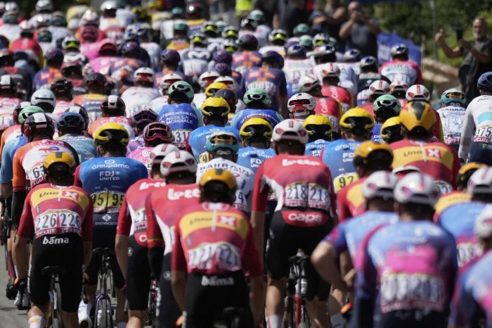 Ilustračný obrázok k článku HOROR na Tour de France: Muž ohrozoval divákov nožom a BODOL policajta! Postrelili ho