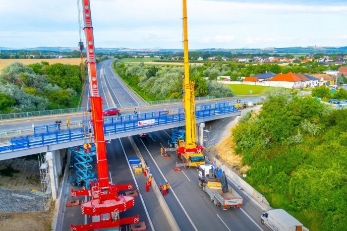 Ilustračný obrázok k článku Diaľnica bola dočasne uzavretá: Práce sú dokončené! Osadili nový cyklomost