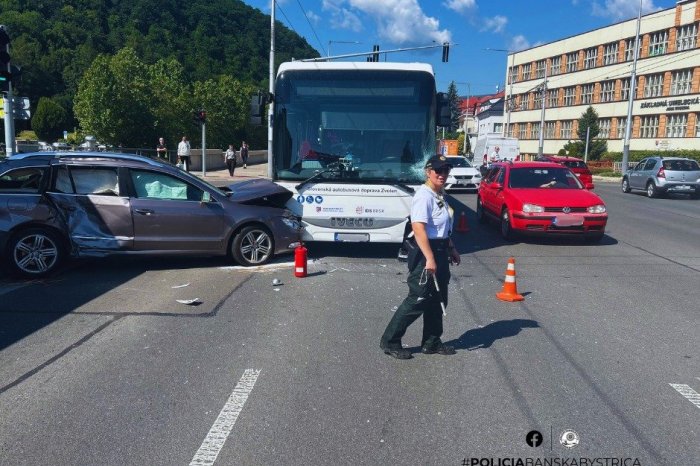 Ilustračný obrázok k článku HROZIVÁ nehoda autobusu s autom v KRIŽOVATKE: Vodiča previezli do nemocnice, FOTO