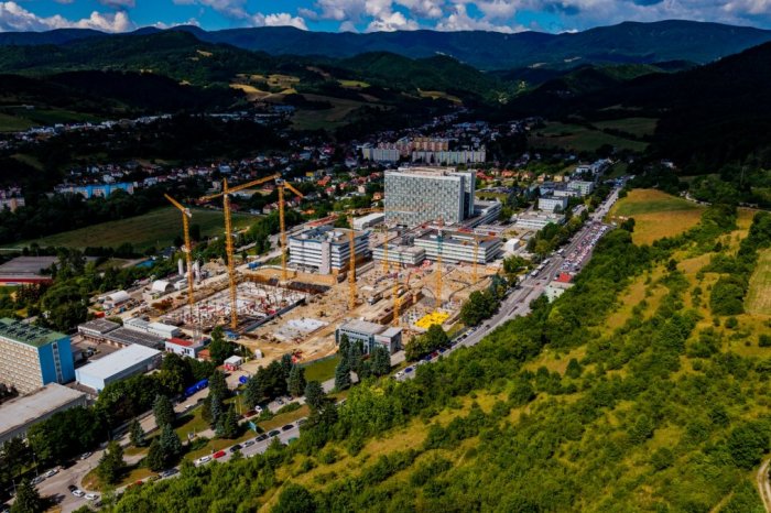 Ilustračný obrázok k článku Európska komisia má vraj VÁŽNE pochybnosti: Podarí sa pri stavbe nemocnice STIHNÚŤ kľúčový TERMÍN?