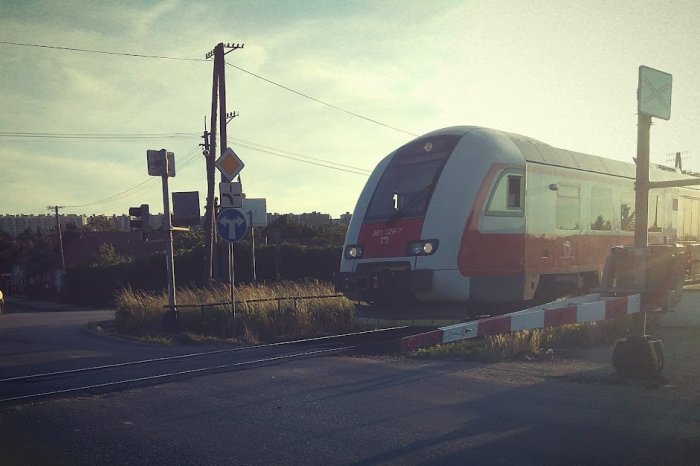 Ilustračný obrázok k článku Mimoriadna DRÁMA v Nitre! Žena si ĽAHLA na koľajnice: Rušňovodič ZABRÁNIL tragédii