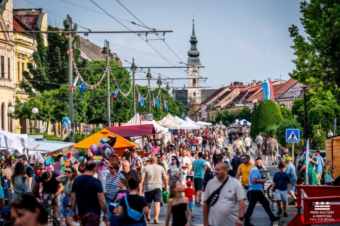 Ilustračný obrázok k článku Hlavná v Prešove sa opäť rozozvučí kvalitnou hudbou: ZDARMA zahrajú aj Tolstoys