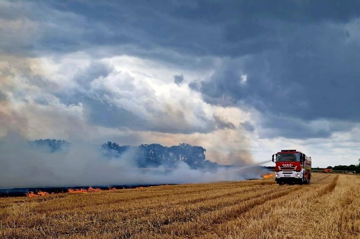 Ilustračný obrázok k článku Na poli vypukol masívny POŽIAR: Plamene horeli len zopár metrov od domov! FOTO