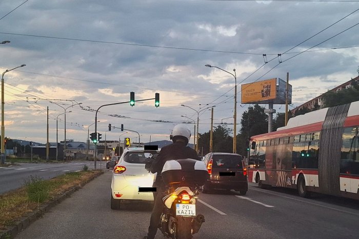 Ilustračný obrázok k článku VTIPNÝ motorkár na prešovskom Sekčove: Jazdec baví internet so sebakritickou značkou
