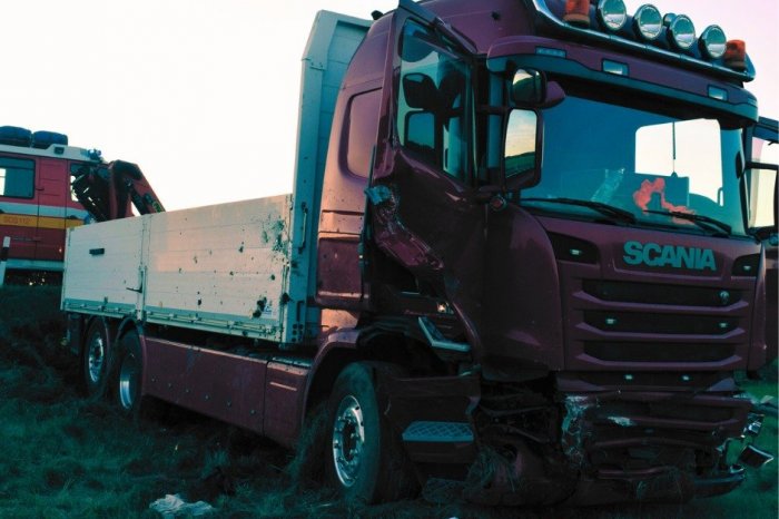 Ilustračný obrázok k článku HROMADNÁ nehoda s HROZIVÝMI okamihmi: Z korby KAMIÓNA leteli SKALY na ďalšie auto, FOTO